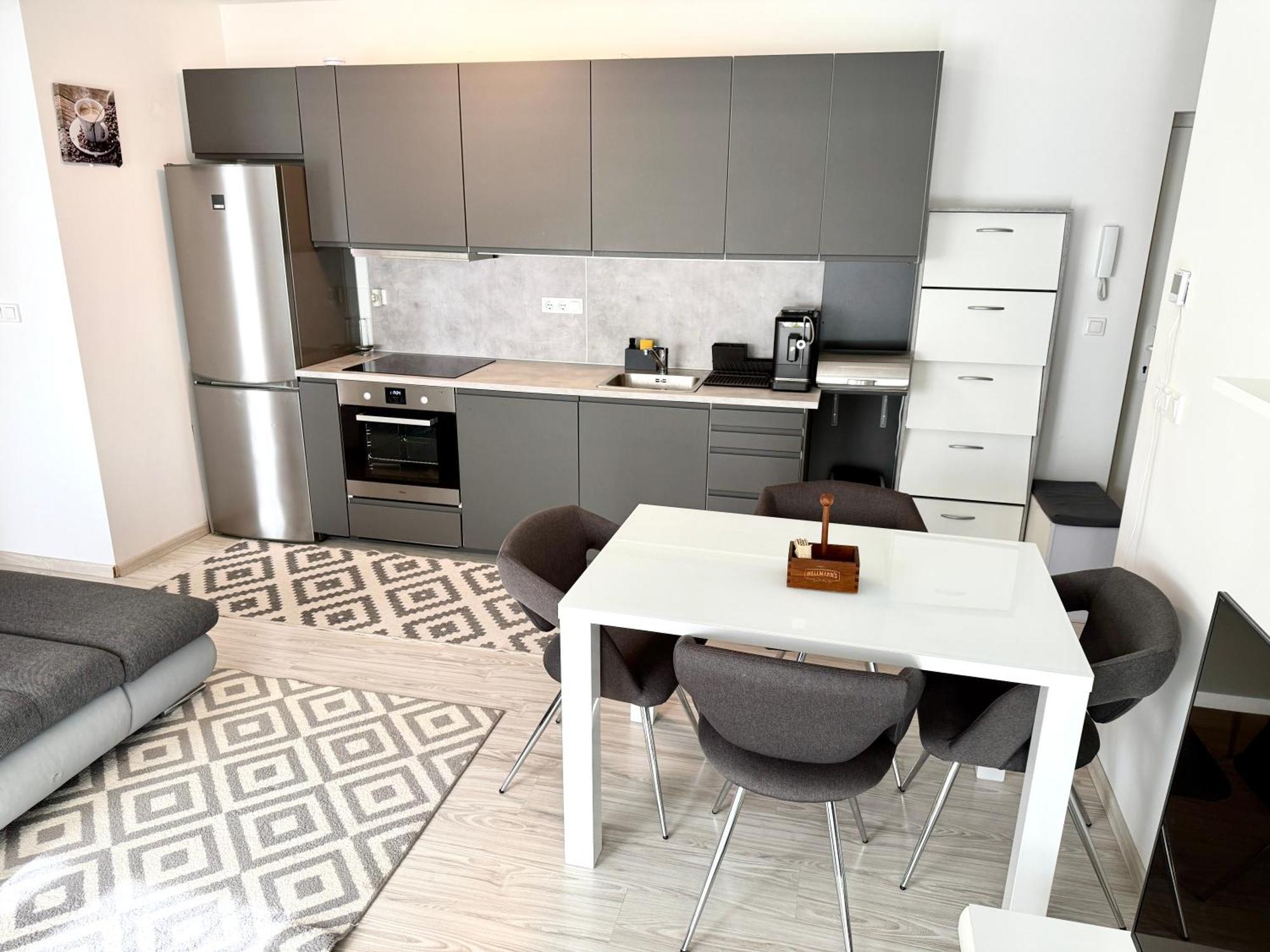 Pine & Pool Apartment