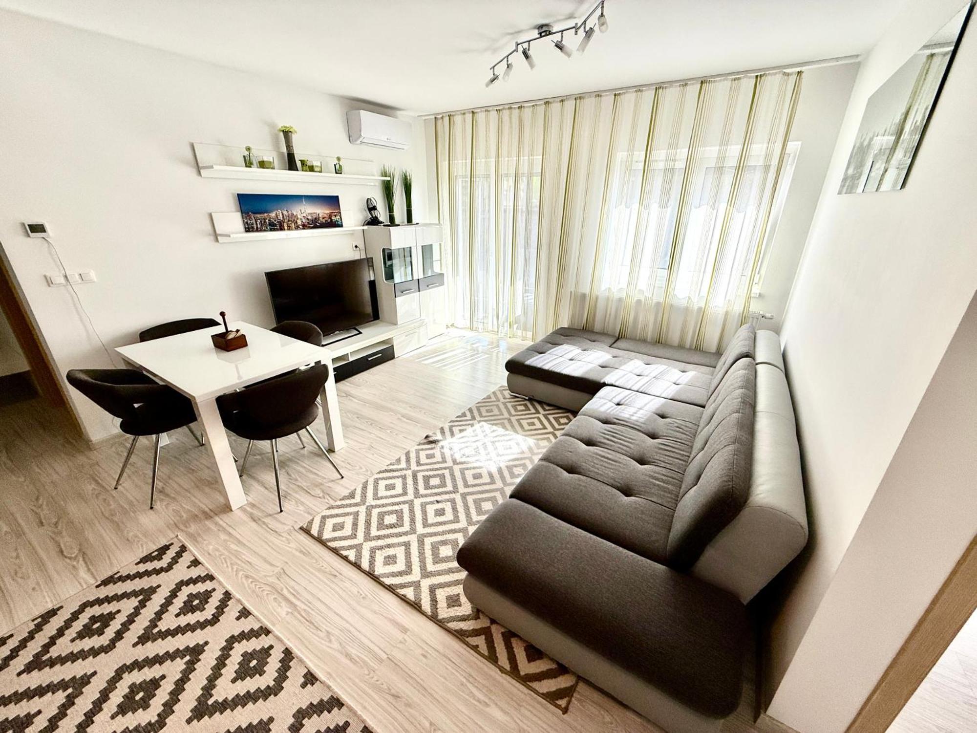 Pine & Pool Apartment *